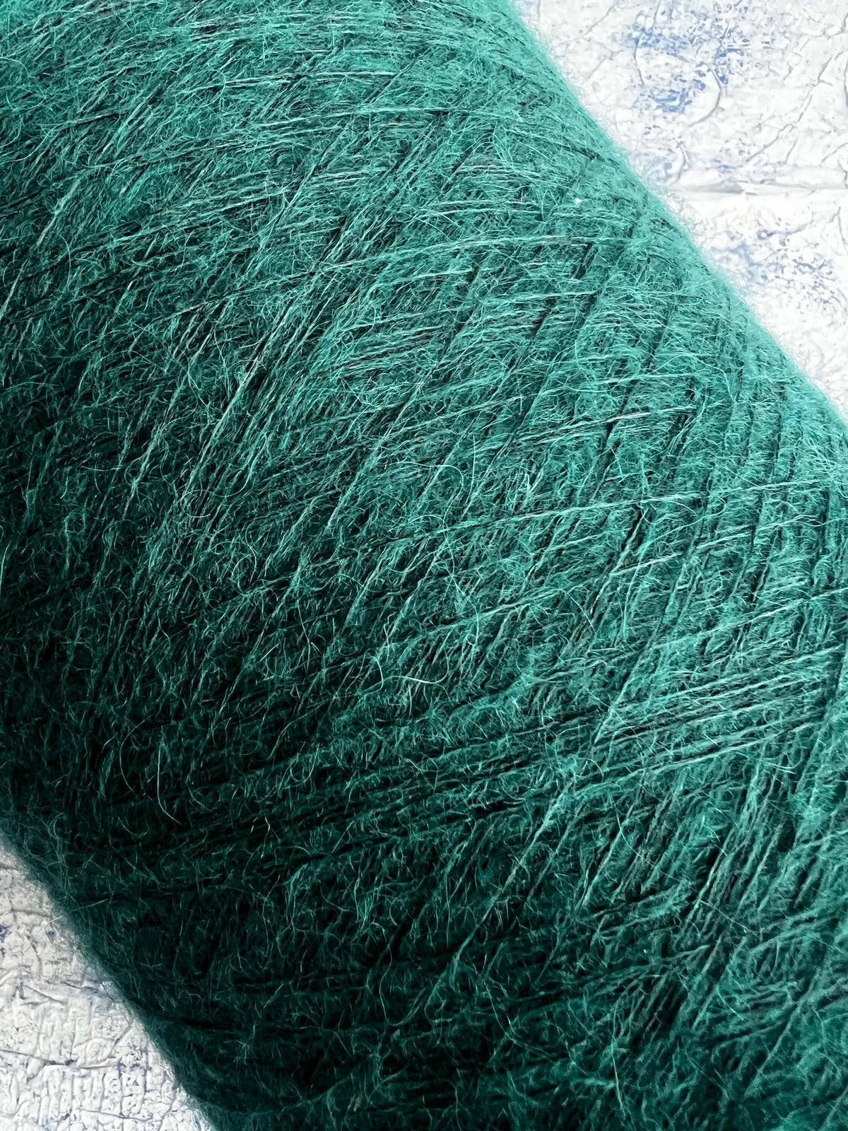 Alpaca yarn 42%, Viscosa yarn 21%, Nylon yarn 28%, Color Green. Per 100 gr
